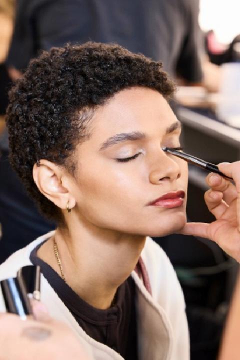 Emporio Armani: İlkbahar/Yaz 2026 Koleksiyonunda Güzellik Görünümleri ve İlhamlar