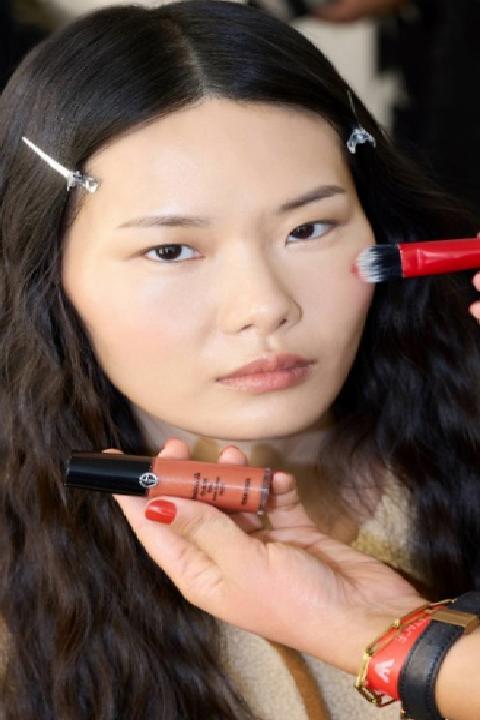 Emporio Armani: İlkbahar/Yaz 2026 Koleksiyonunda Güzellik Görünümleri ve İlhamlar