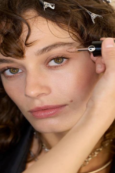 Emporio Armani: İlkbahar/Yaz 2026 Koleksiyonunda Güzellik Görünümleri ve İlhamlar