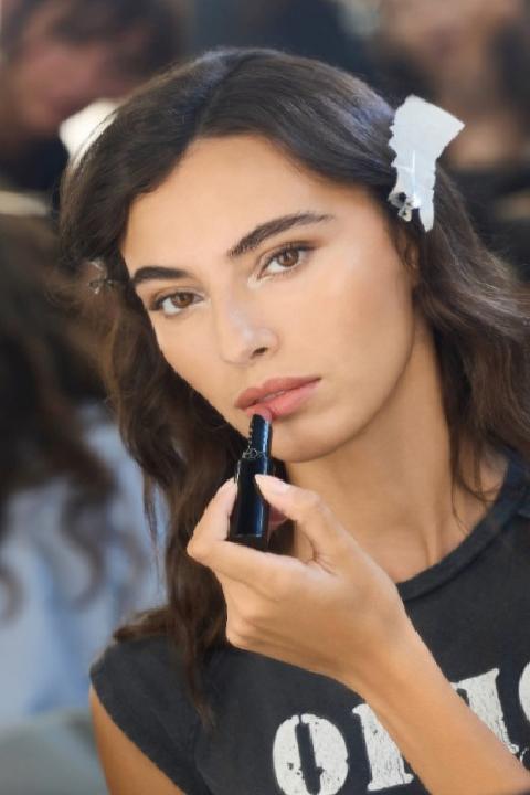 Emporio Armani: İlkbahar/Yaz 2026 Koleksiyonunda Güzellik Görünümleri ve İlhamlar