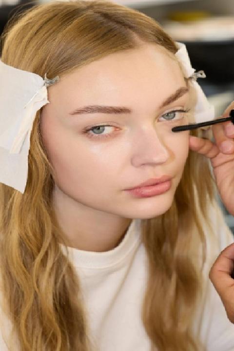 Emporio Armani: İlkbahar/Yaz 2026 Koleksiyonunda Güzellik Görünümleri ve İlhamlar