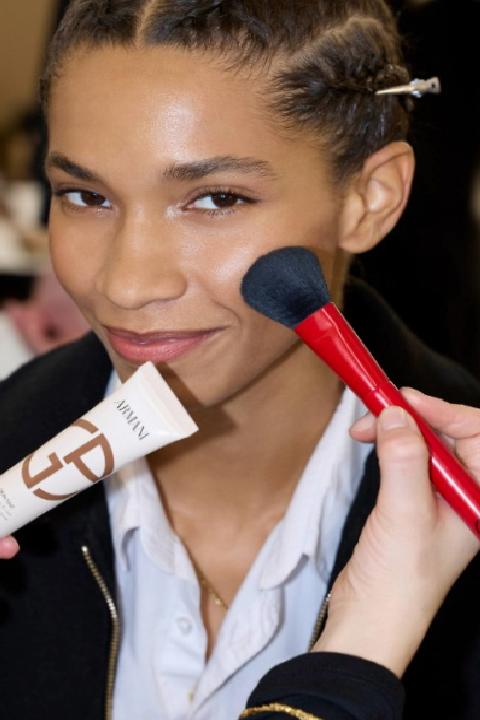 Emporio Armani: İlkbahar/Yaz 2026 Koleksiyonunda Güzellik Görünümleri ve İlhamlar