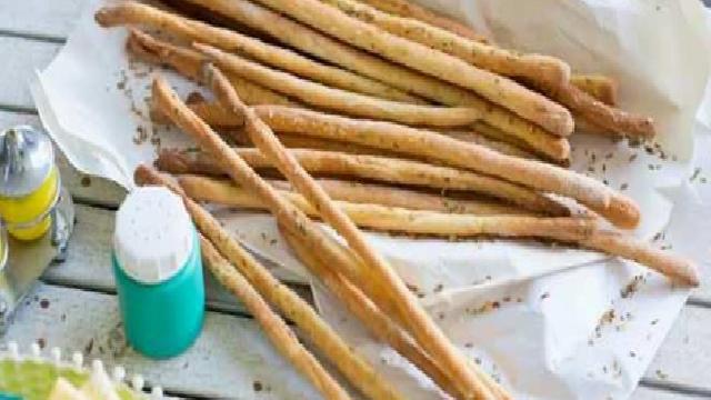 Evde Yapılan Klasik Grissini: İnce Çıtır Ekmek Çubukları Tarifi