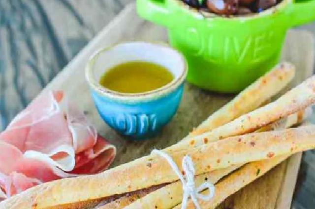 Evde Yapılan Klasik Grissini: İnce Çıtır Ekmek Çubukları Tarifi