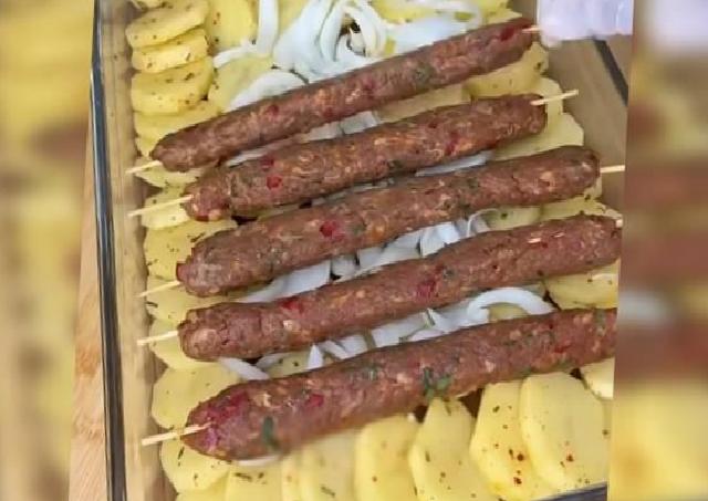 Fırında Patatesli Şiş Köfte: Pratik ve Lezzetli Akşam Yemeği