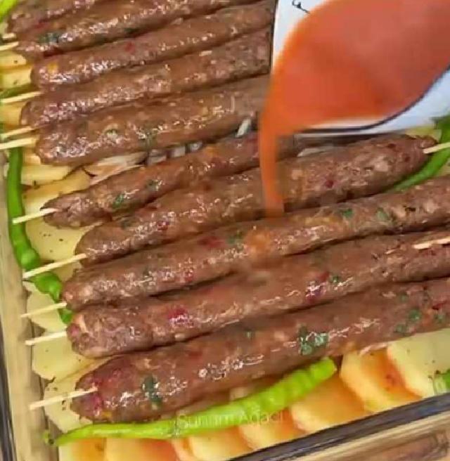 Fırında Patatesli Şiş Köfte: Pratik ve Lezzetli Akşam Yemeği