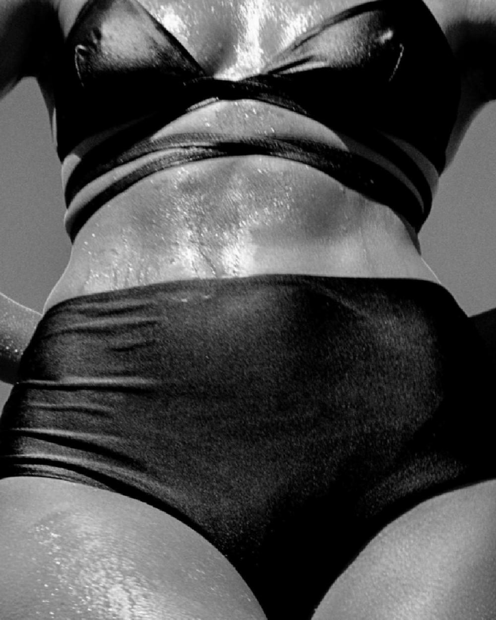 Işıltılı Vücut Yağları: Doğal Parıltı ve Bakımın Bütünleştiği Formüller