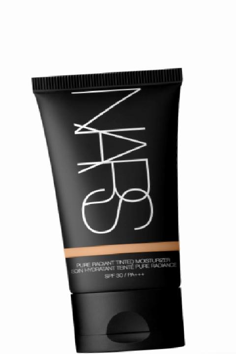 İskandinav Esintisi: Minimal Ama Etkili Güzellik Rütuşları ve Makyaj İpuçları