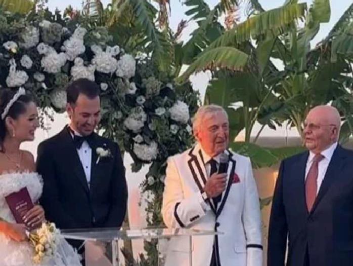 İzmir Çeşme'deki Düğünde Koç Ailesi ve İş Dünyasının Önemli İsimleri Nikahta Buluştu