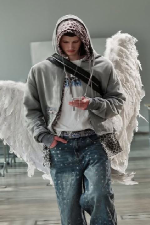 Kablolu Kulaklıklar: Nostaljiyle Modernliğin Buluşması ve Stil İfadesi