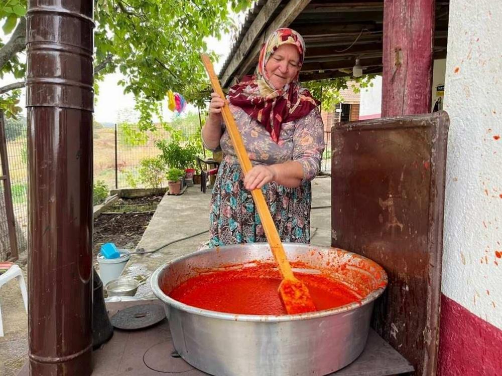 Kışlık Salça Gelenekleri: Odun Ateşinde Domateslerle İmece Usulü Hazırlık