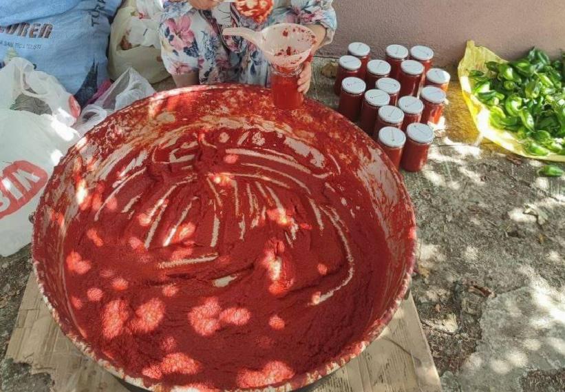 Kışlık Salça Gelenekleri: Odun Ateşinde Domateslerle İmece Usulü Hazırlık