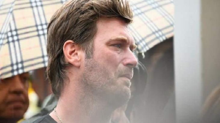 Kıvanç Tatlıtuğ Cenazede Gözyaşları ve Basın Tutuşturması: Tepkiler