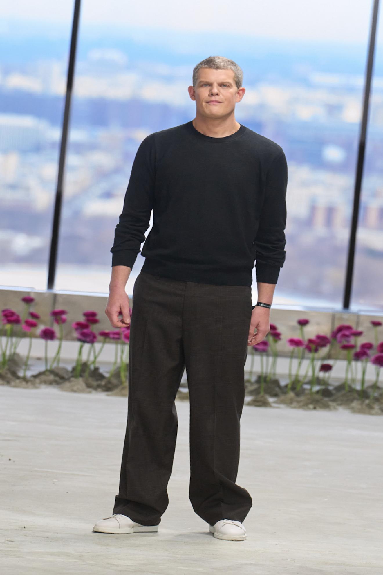 Madrid'de İlkbahar/Yaz 2026 Saçılan Işıltı: Carolina Herrera’nin Plaza Mayor Şovu