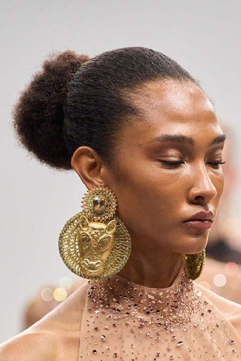 Metalik Gözler: Günlük Şıklıkta Parlak Dokunuşlar ve Geceye Fütüristik Enerji