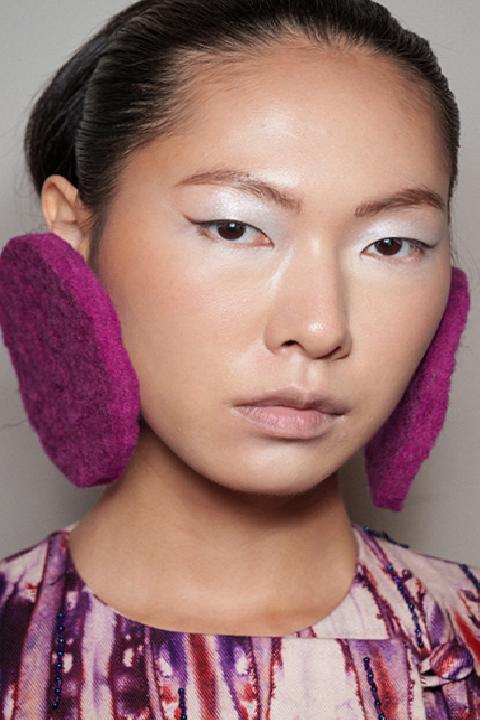 Metalik Gözler: Günlük Şıklıkta Parlak Dokunuşlar ve Geceye Fütüristik Enerji