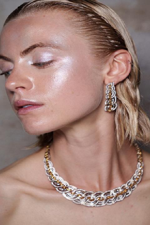 Metalik Gözler: Günlük Şıklıkta Parlak Dokunuşlar ve Geceye Fütüristik Enerji