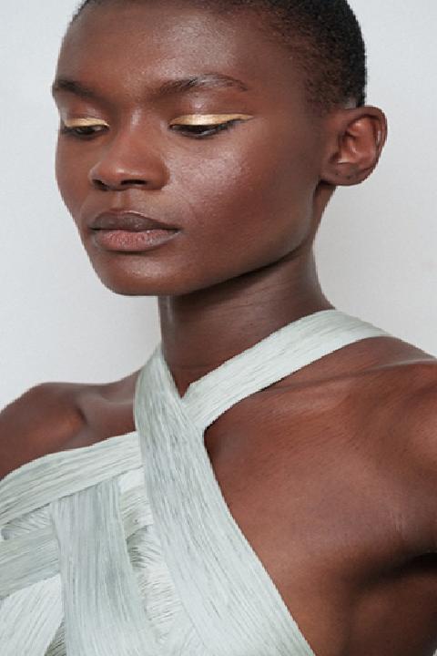 Metalik Gözler: Günlük Şıklıkta Parlak Dokunuşlar ve Geceye Fütüristik Enerji