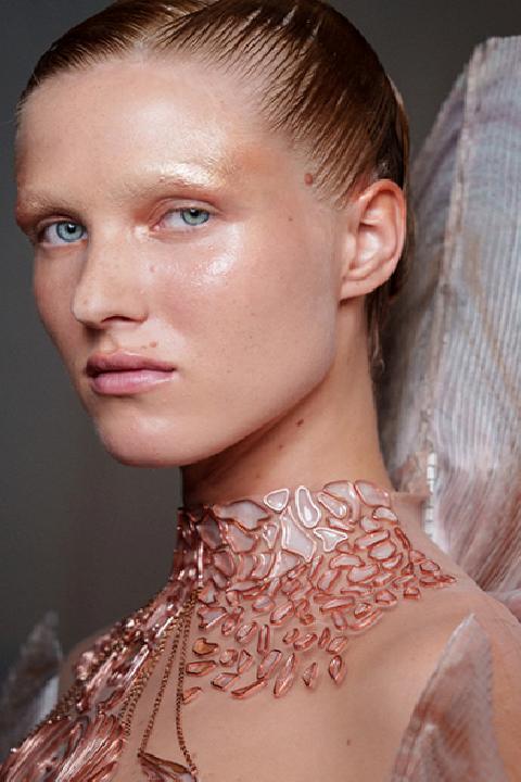 Metalik Gözler: Günlük Şıklıkta Parlak Dokunuşlar ve Geceye Fütüristik Enerji