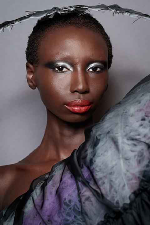 Metalik Gözler: Günlük Şıklıkta Parlak Dokunuşlar ve Geceye Fütüristik Enerji