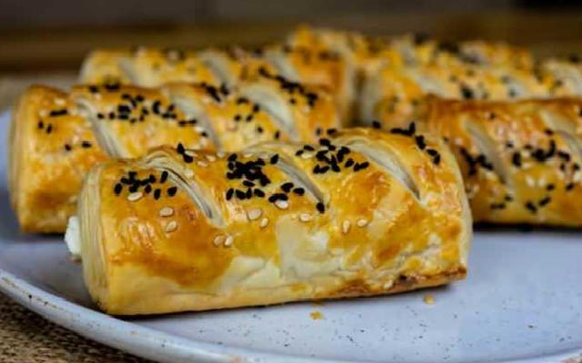 Peynirli Çıtır Börek Tarifi: Katmanlı Lezzet ve Bol Peynirli İç Harç