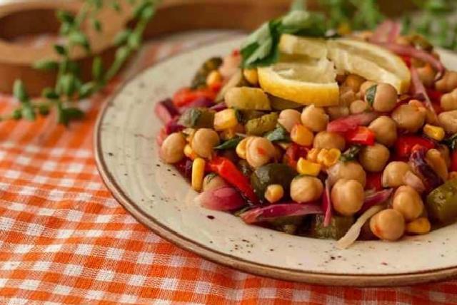 Renkli ve Besleyici Nohut Salatası: Yazın Ferah Lezzeti