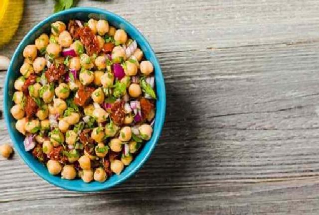 Renkli ve Besleyici Nohut Salatası: Yazın Ferah Lezzeti