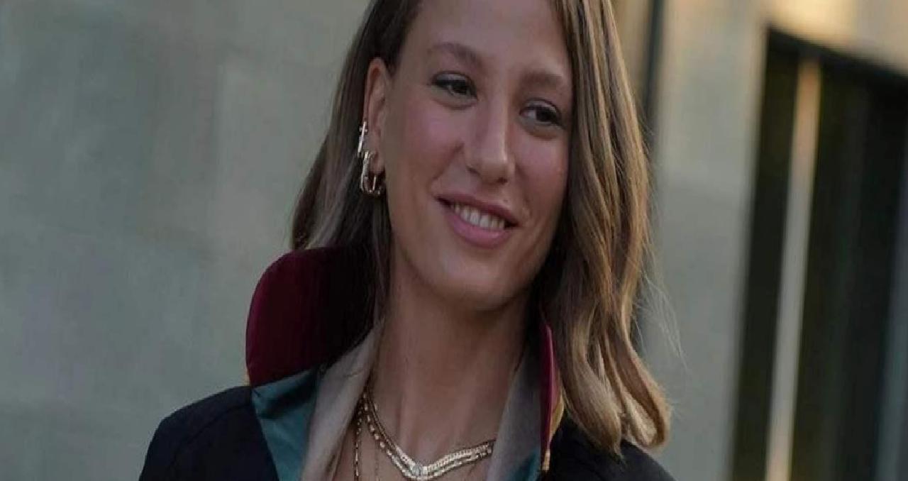 Serenay Sarıkaya’nın 50 Bin TL’lik Yeşil Tüylü Terlikleri Sosyal Medyada Gündem Oldu