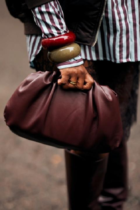 Sokak Modasının Dönüştürücü Gücü: Milano 2026 İlkbahar/Yaz Koleksiyonunda Malzeme ve Çanta Odaklı İfade