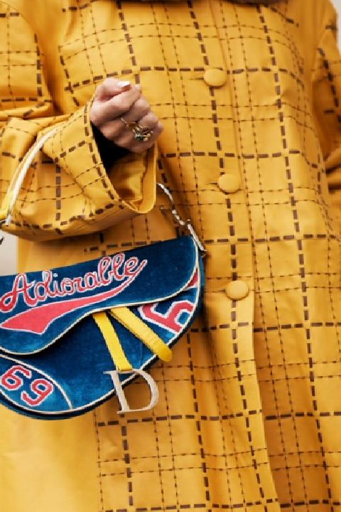 Sokak Modasının Dönüştürücü Gücü: Milano 2026 İlkbahar/Yaz Koleksiyonunda Malzeme ve Çanta Odaklı İfade