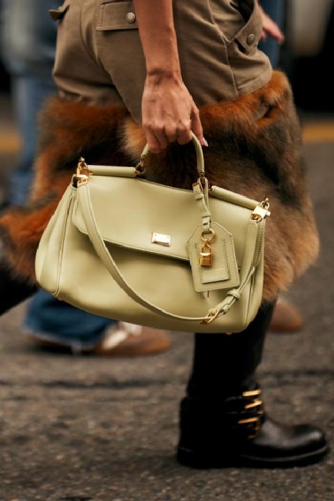 Sokak Modasının Dönüştürücü Gücü: Milano 2026 İlkbahar/Yaz Koleksiyonunda Malzeme ve Çanta Odaklı İfade