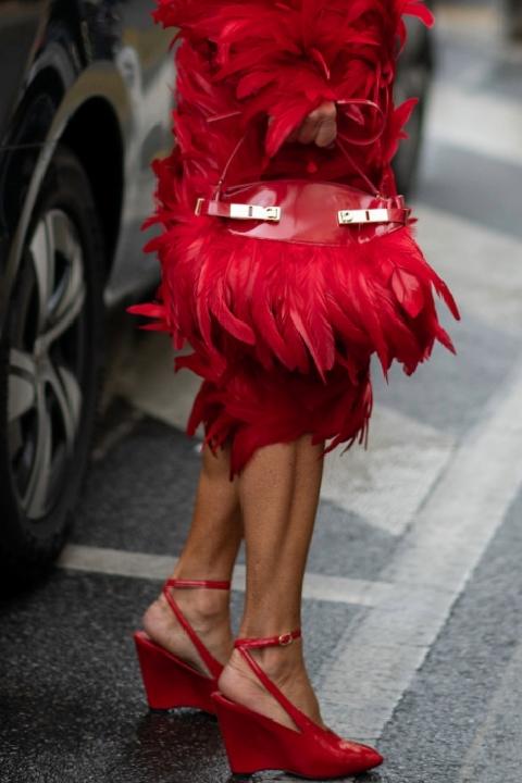 Sokak Modasının Dönüştürücü Gücü: Milano 2026 İlkbahar/Yaz Koleksiyonunda Malzeme ve Çanta Odaklı İfade