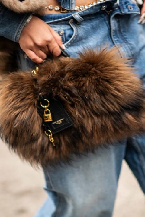 Sokak Modasının Dönüştürücü Gücü: Milano 2026 İlkbahar/Yaz Koleksiyonunda Malzeme ve Çanta Odaklı İfade