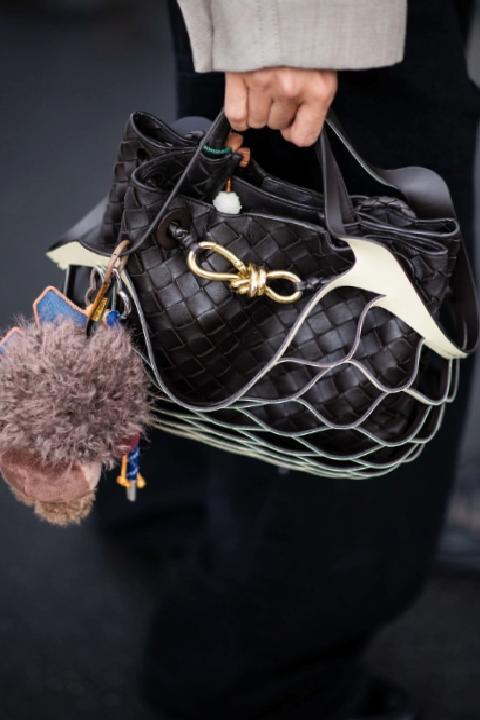 Sokak Modasının Dönüştürücü Gücü: Milano 2026 İlkbahar/Yaz Koleksiyonunda Malzeme ve Çanta Odaklı İfade