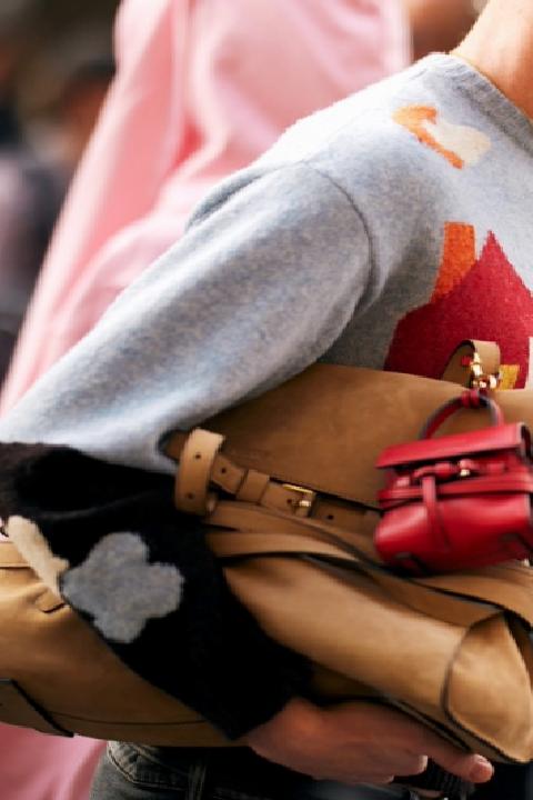 Sokak Modasının Dönüştürücü Gücü: Milano 2026 İlkbahar/Yaz Koleksiyonunda Malzeme ve Çanta Odaklı İfade