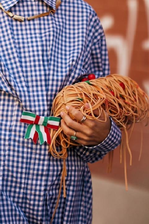 Sokak Modasının Dönüştürücü Gücü: Milano 2026 İlkbahar/Yaz Koleksiyonunda Malzeme ve Çanta Odaklı İfade