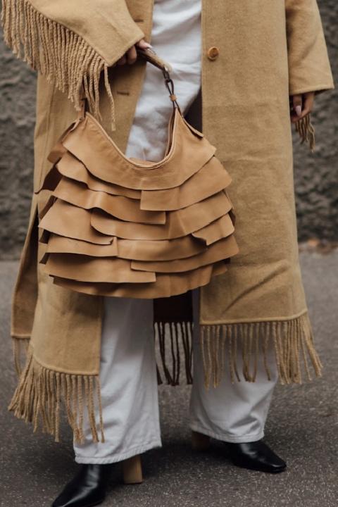 Sokak Modasının Dönüştürücü Gücü: Milano 2026 İlkbahar/Yaz Koleksiyonunda Malzeme ve Çanta Odaklı İfade