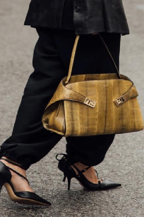 Sokak Modasının Dönüştürücü Gücü: Milano 2026 İlkbahar/Yaz Koleksiyonunda Malzeme ve Çanta Odaklı İfade