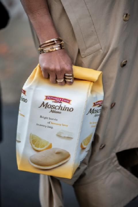 Sokak Modasının Dönüştürücü Gücü: Milano 2026 İlkbahar/Yaz Koleksiyonunda Malzeme ve Çanta Odaklı İfade