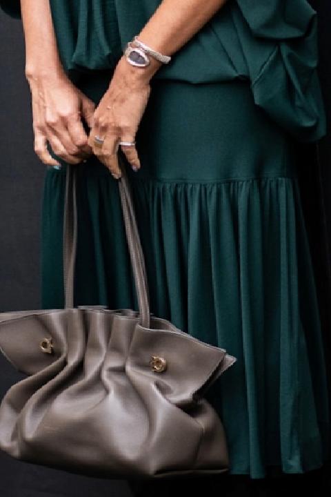 Sokak Modasının Dönüştürücü Gücü: Milano 2026 İlkbahar/Yaz Koleksiyonunda Malzeme ve Çanta Odaklı İfade