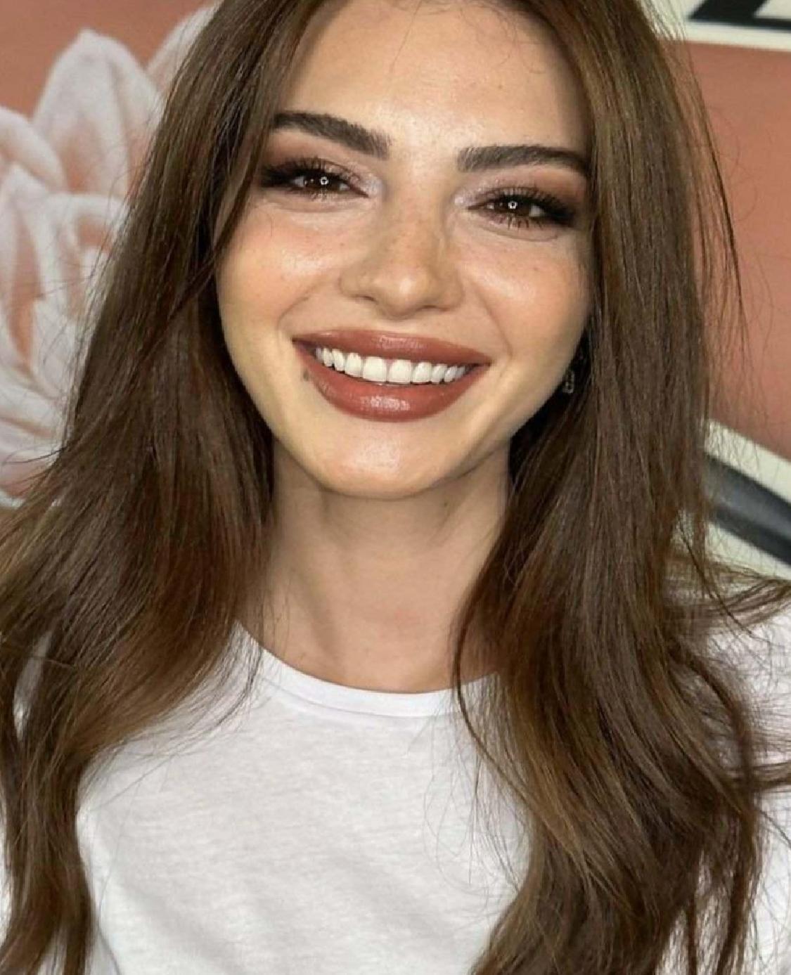 Sonbahar Saç Trendleri 2025: Renkler, Tonlar ve Retro Hacimlerle Yeniden Doğuş