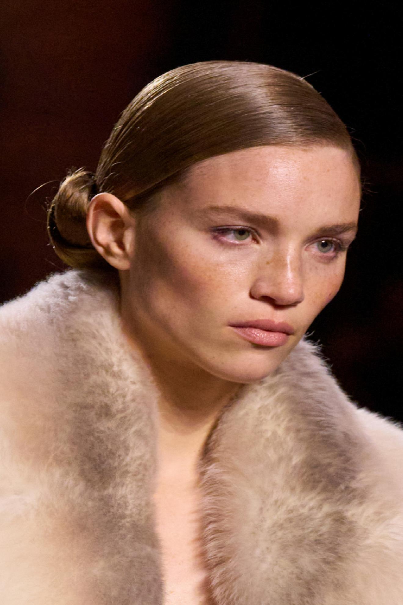 Sonbahar/Kış 2025 Saç Trendleri: Doğal Dokunuşlar ve Büyüleyici Topuzlar