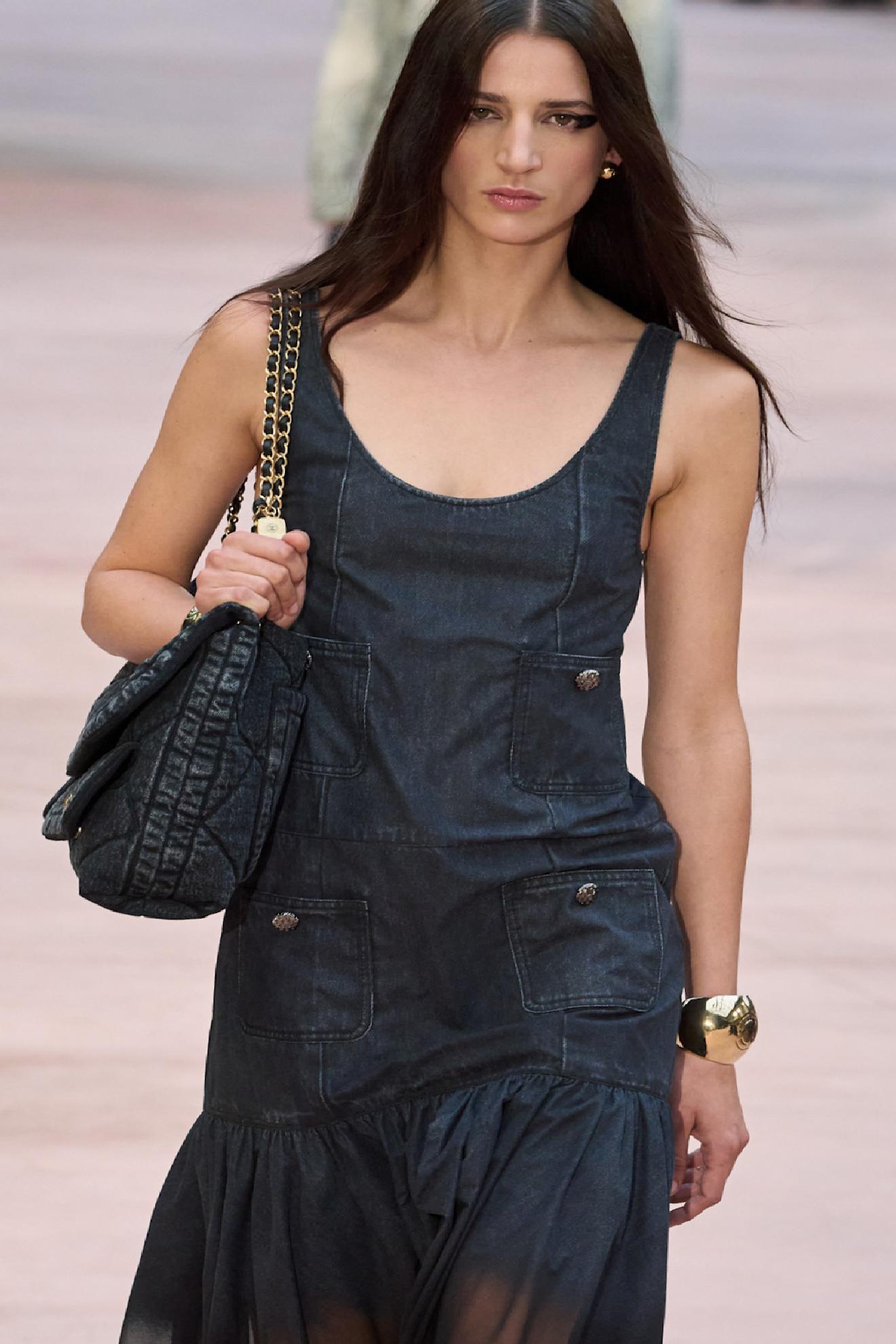 Sonbahar/Kış 2025 Saç Trendleri: Doğal Dokunuşlar ve Büyüleyici Topuzlar