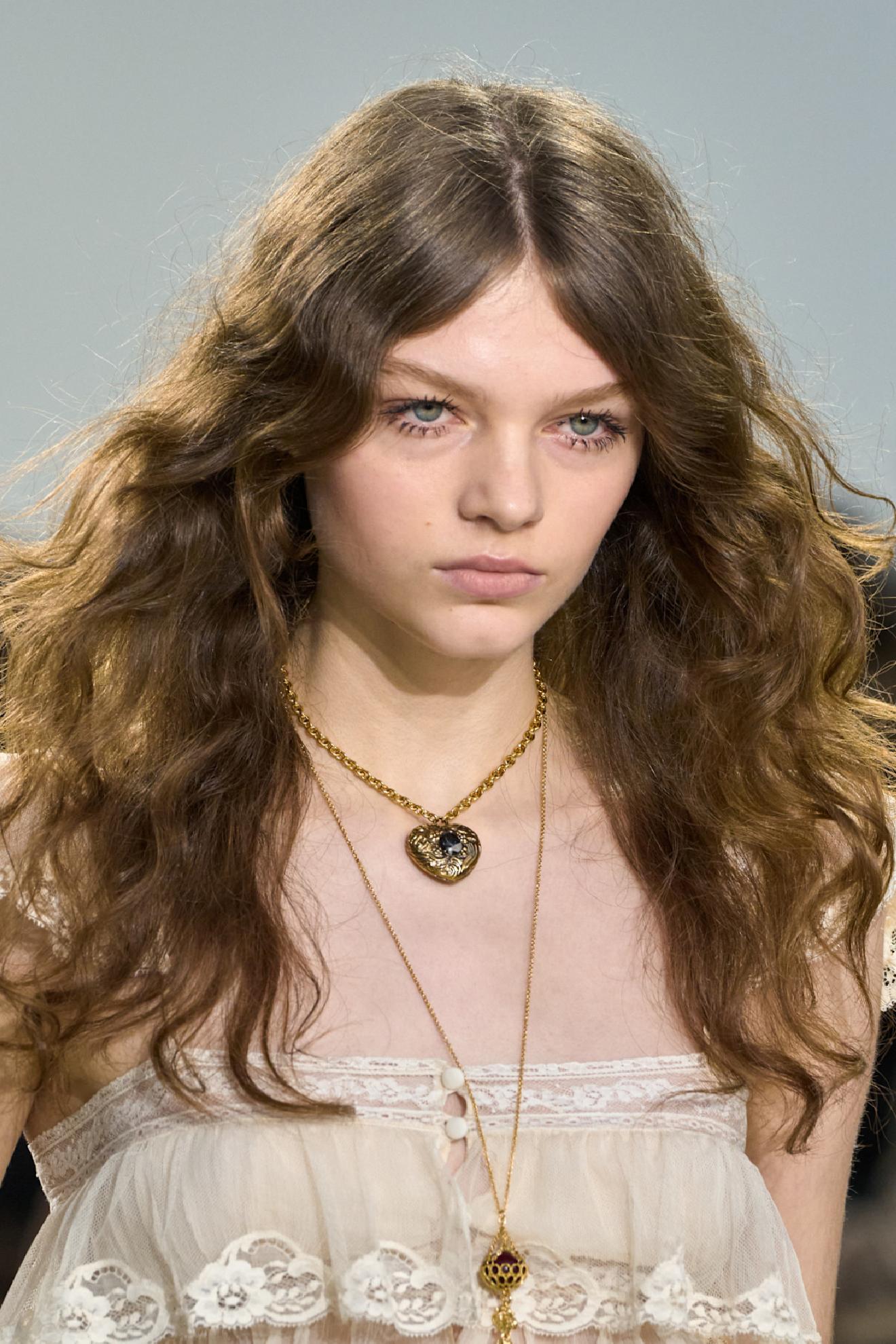 Sonbahar/Kış 2025 Saç Trendleri: Doğal Dokunuşlar ve Büyüleyici Topuzlar