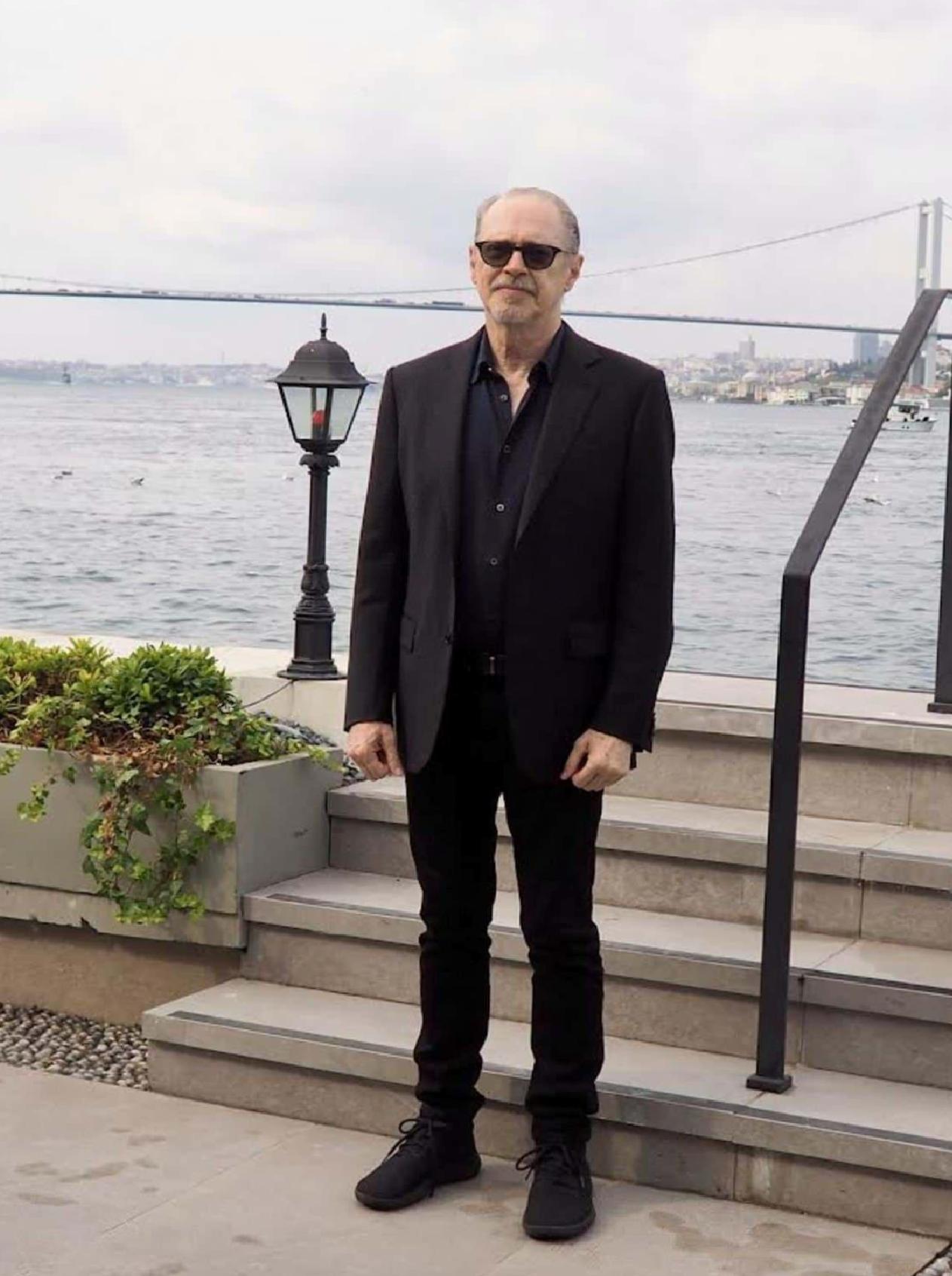 Steve Buscemi İstanbul’da: Boğaz Manzarasında Özel Gösterim ve Sürpriz Sohbet