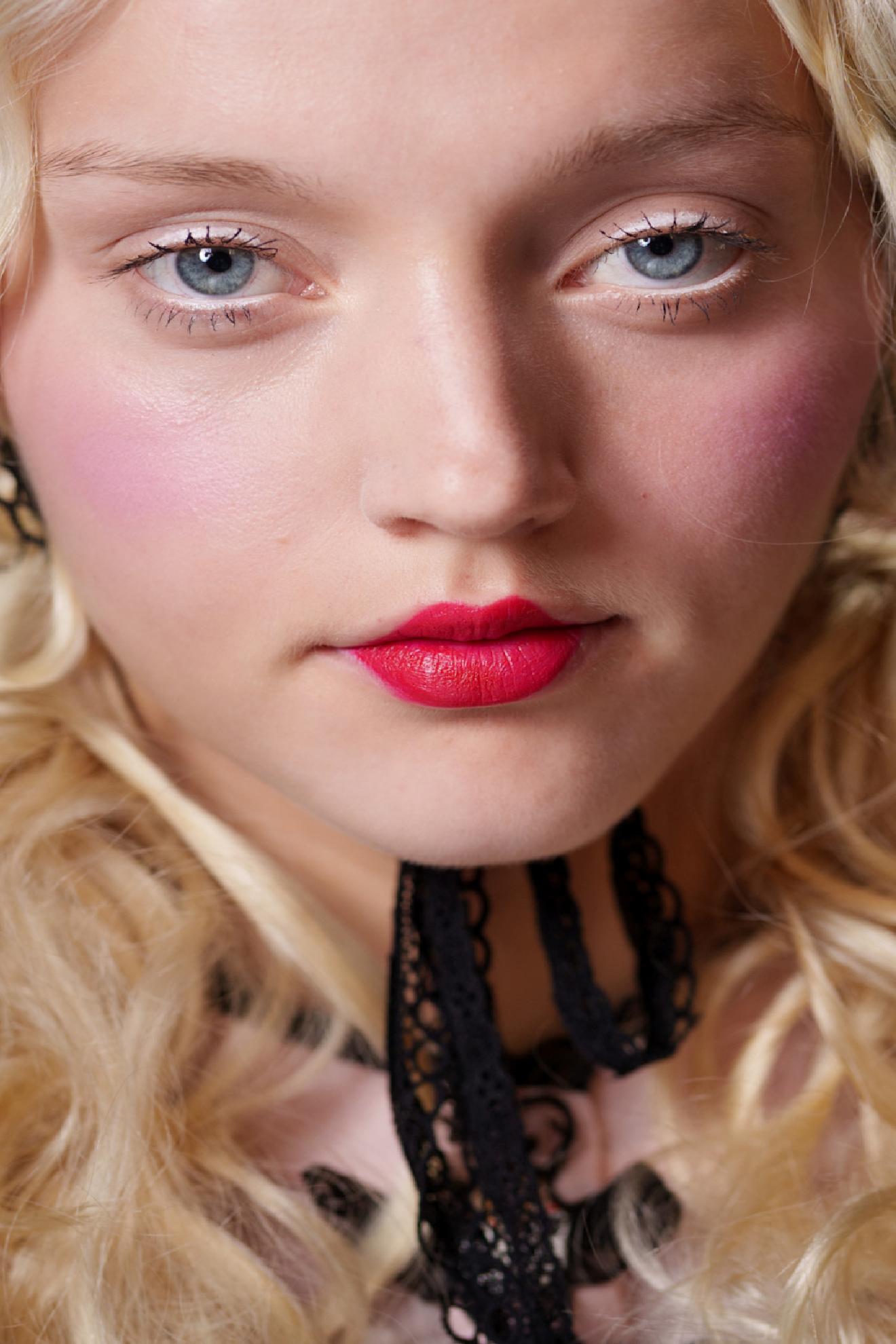 Taş Bebek Estetiği: Bora Aksu’nun Bahar/Yaz 2026 Defilesinde Porselenin Askıya Alınan Masumiyeti