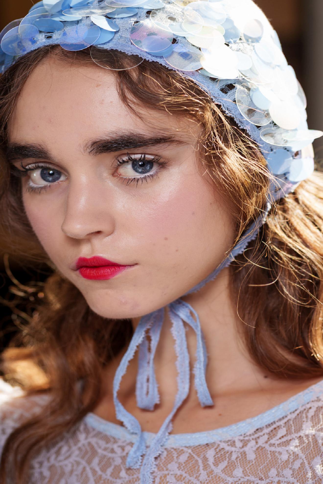 Taş Bebek Estetiği: Bora Aksu’nun Bahar/Yaz 2026 Defilesinde Porselenin Askıya Alınan Masumiyeti