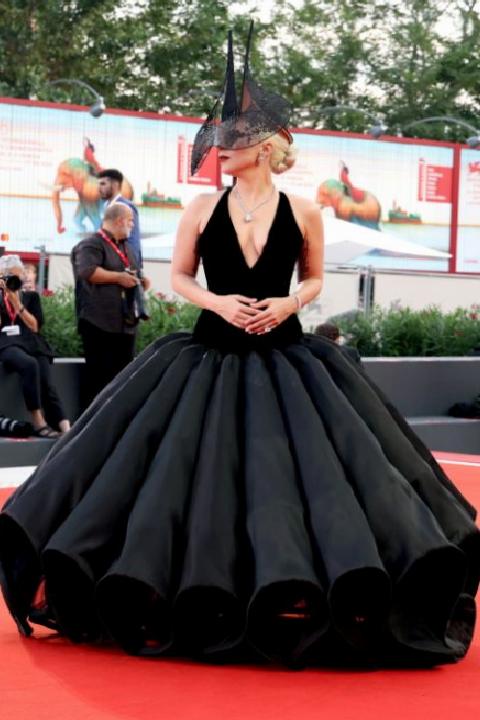 Venedik Film Festivali Kırmızı Halı: Siyahın Zamansız İzleri ve Ikonik Anlar