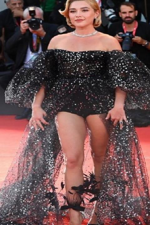 Venedik Film Festivali Kırmızı Halı: Siyahın Zamansız İzleri ve Ikonik Anlar