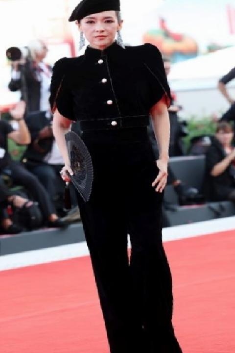 Venedik Film Festivali Kırmızı Halı: Siyahın Zamansız İzleri ve Ikonik Anlar